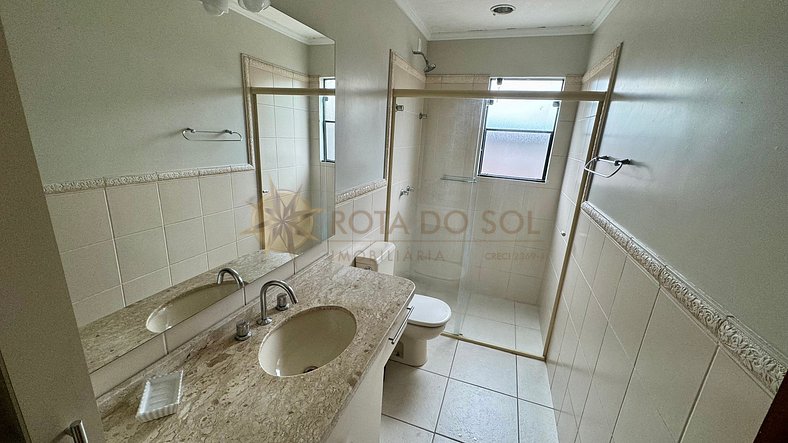 010F - Apartamento no Centro de Bombinhas com 1 quarto alugu