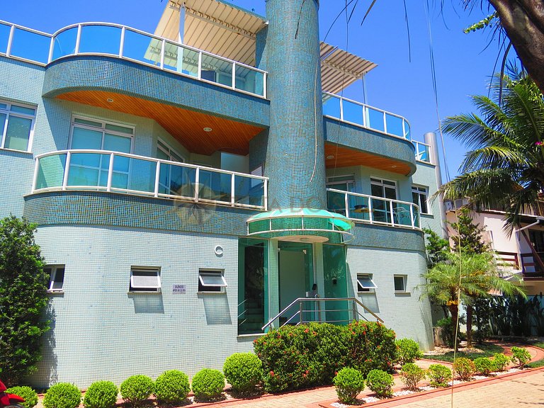 Apartamento com piscina e vista mar no centro de Bombinhas