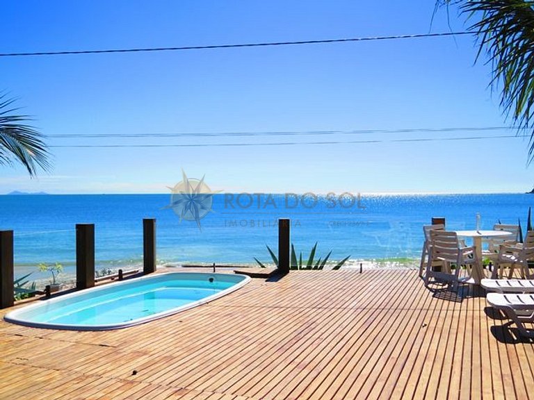 Casa frente mar com piscina no Centro de Bombinhas