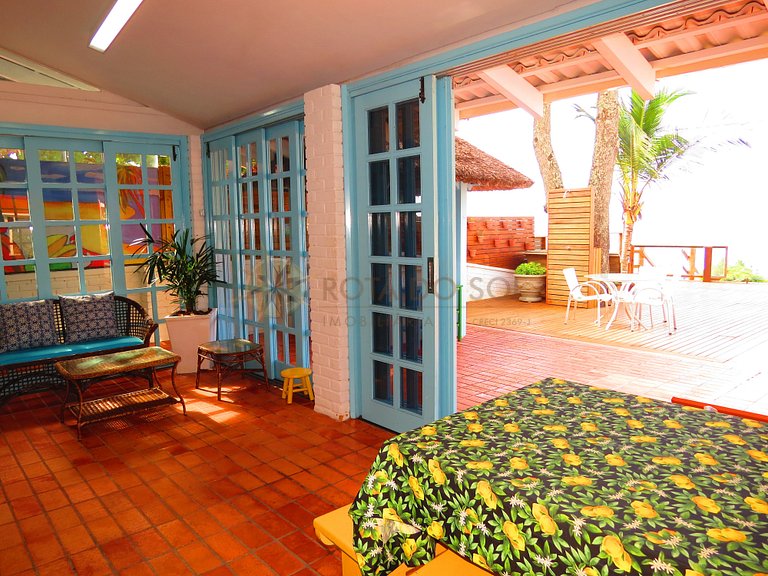 Casa frente mar com piscina no Centro de Bombinhas