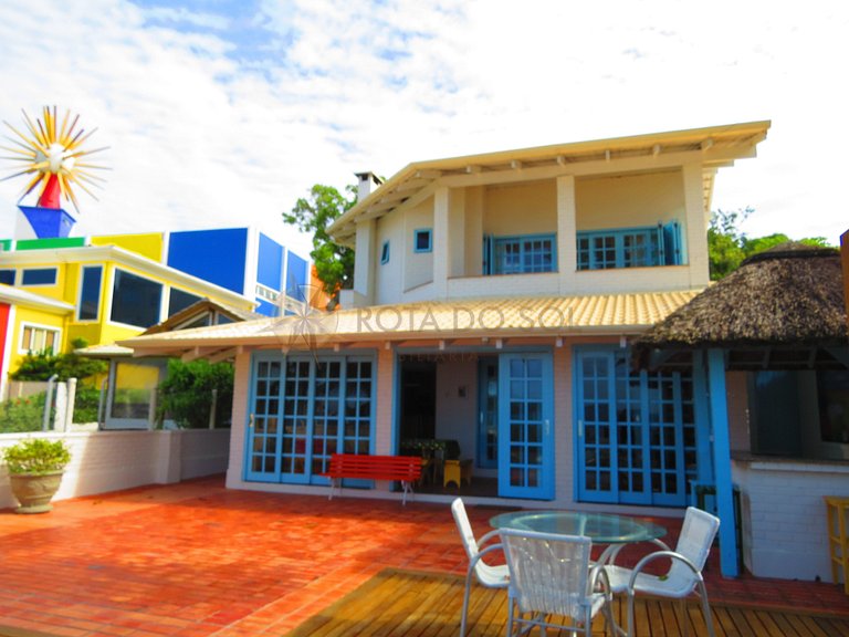 Casa frente mar com piscina no Centro de Bombinhas