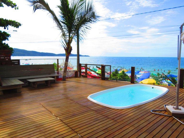 Casa frente mar com piscina no Centro de Bombinhas