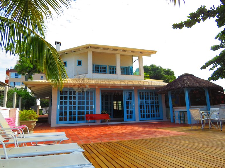 Casa frente mar com piscina no Centro de Bombinhas