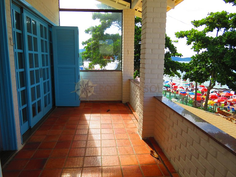 Casa frente mar com piscina no Centro de Bombinhas