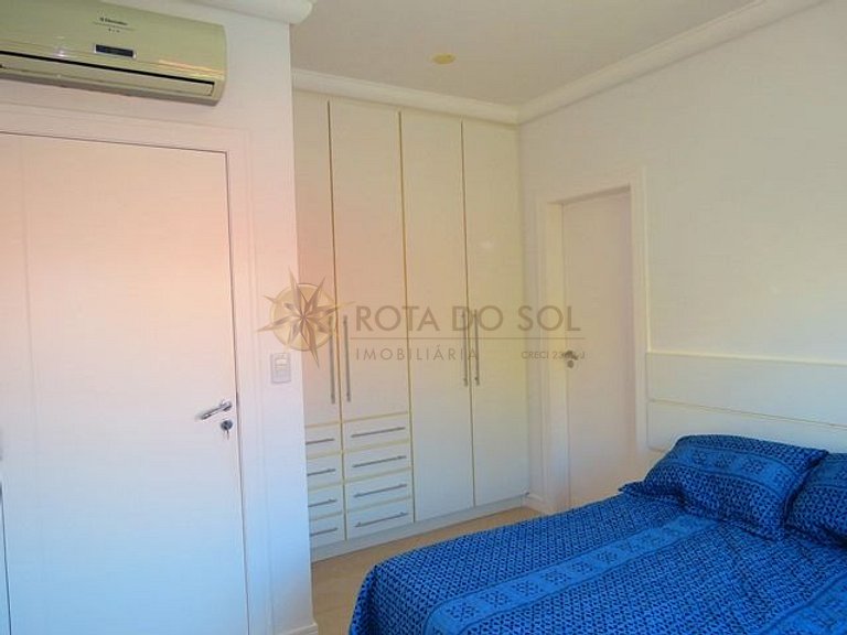 Apartamento com piscina e vista mar no centro de Bombinhas