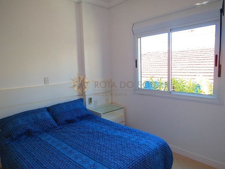 Apartamento com piscina e vista mar no centro de Bombinhas