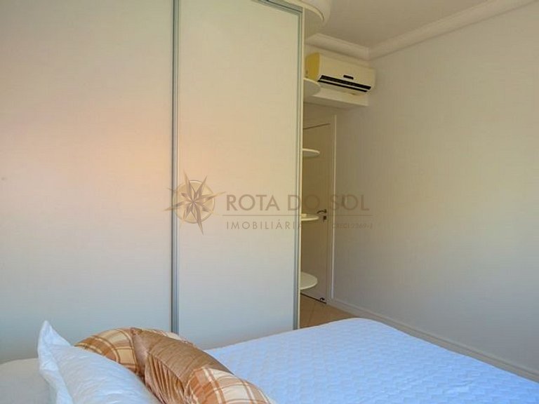 Apartamento com piscina e vista mar no centro de Bombinhas