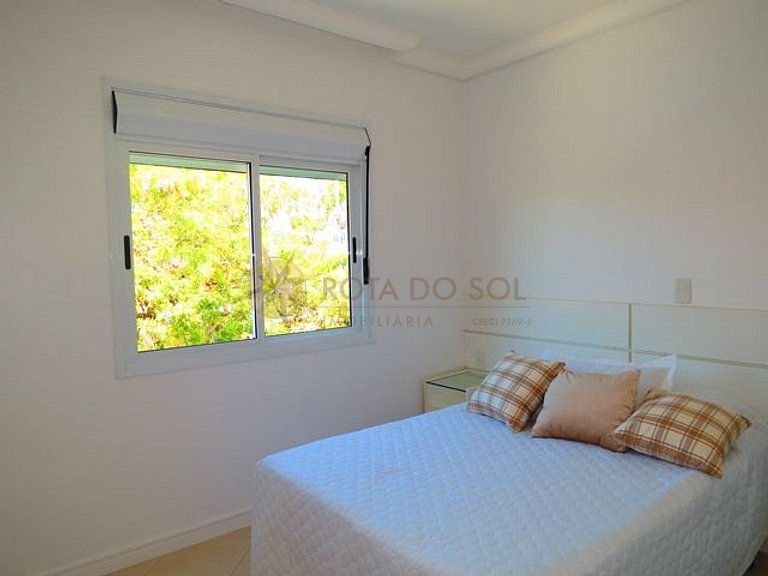 Apartamento com piscina e vista mar no centro de Bombinhas