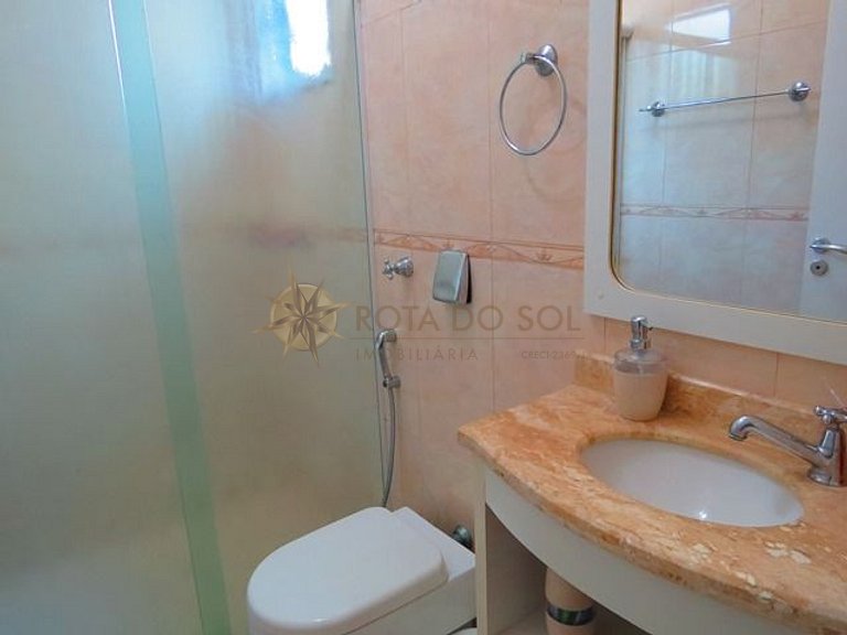 Apartamento com piscina e vista mar no centro de Bombinhas