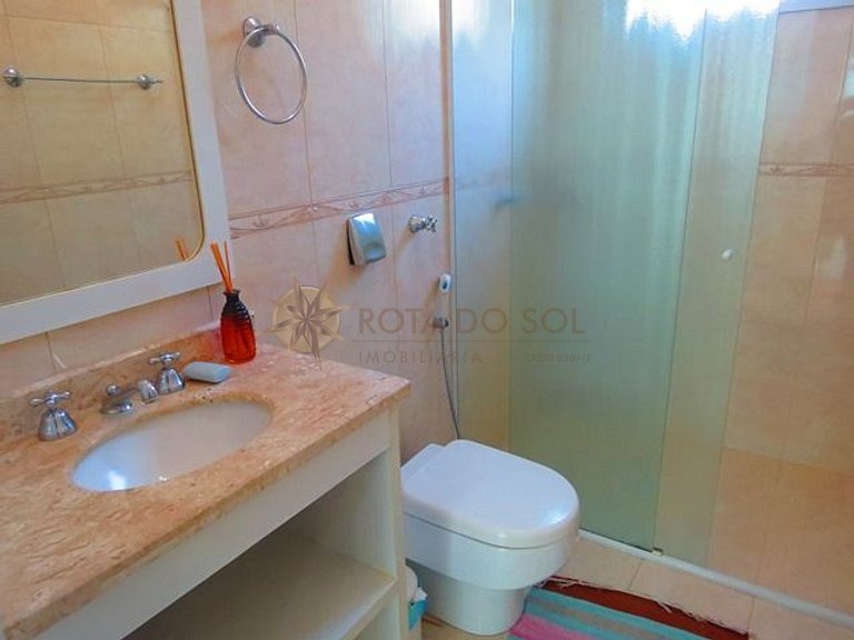 Apartamento com piscina e vista mar no centro de Bombinhas
