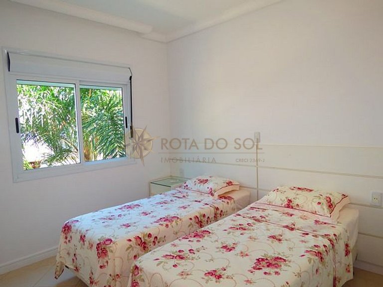 Apartamento com piscina e vista mar no centro de Bombinhas