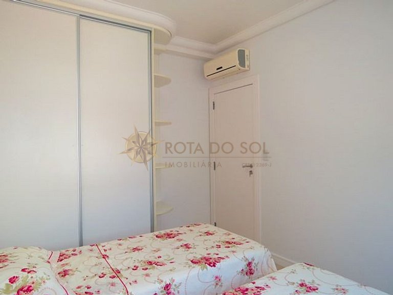 Apartamento com piscina e vista mar no centro de Bombinhas
