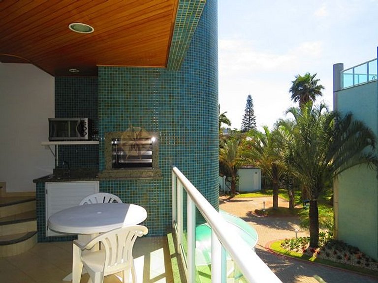 Apartamento com piscina e vista mar no centro de Bombinhas