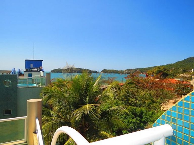Apartamento com piscina e vista mar no centro de Bombinhas