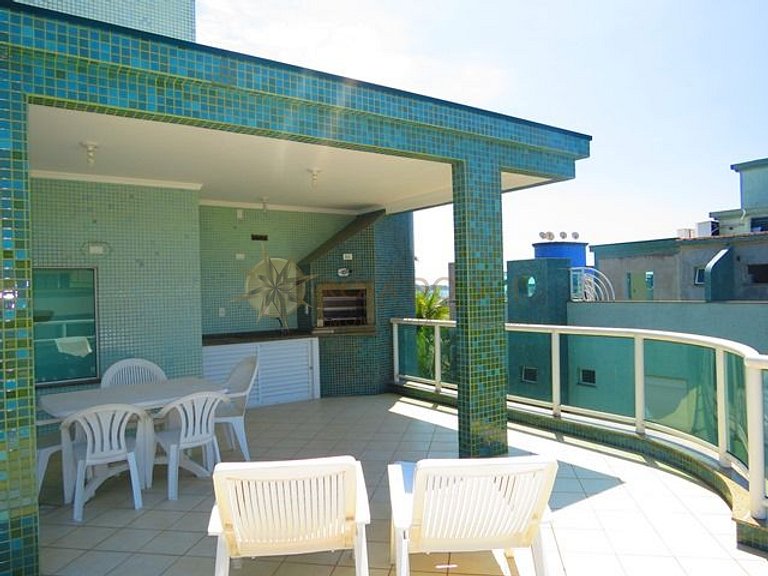 Apartamento com piscina e vista mar no centro de Bombinhas