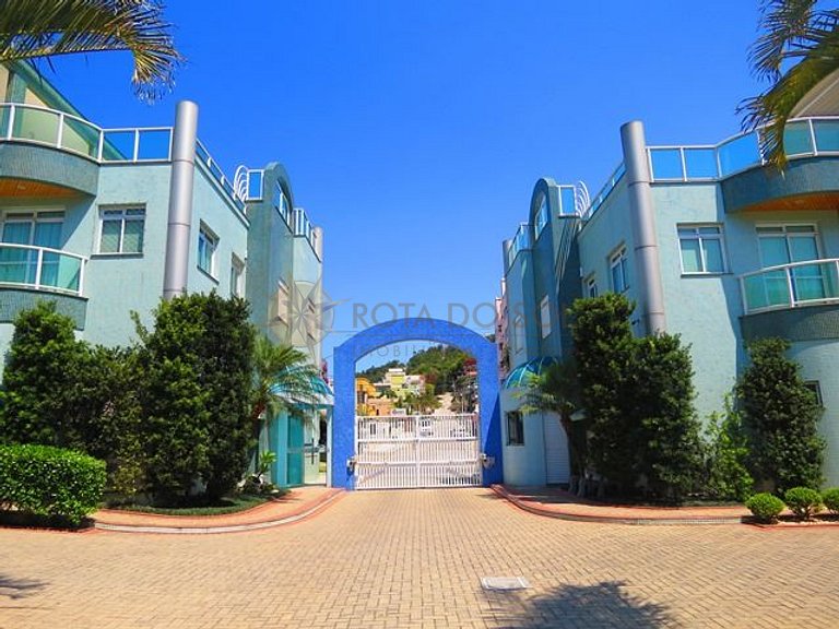 Apartamento com piscina e vista mar no centro de Bombinhas