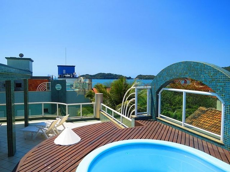 Apartamento com piscina e vista mar no centro de Bombinhas