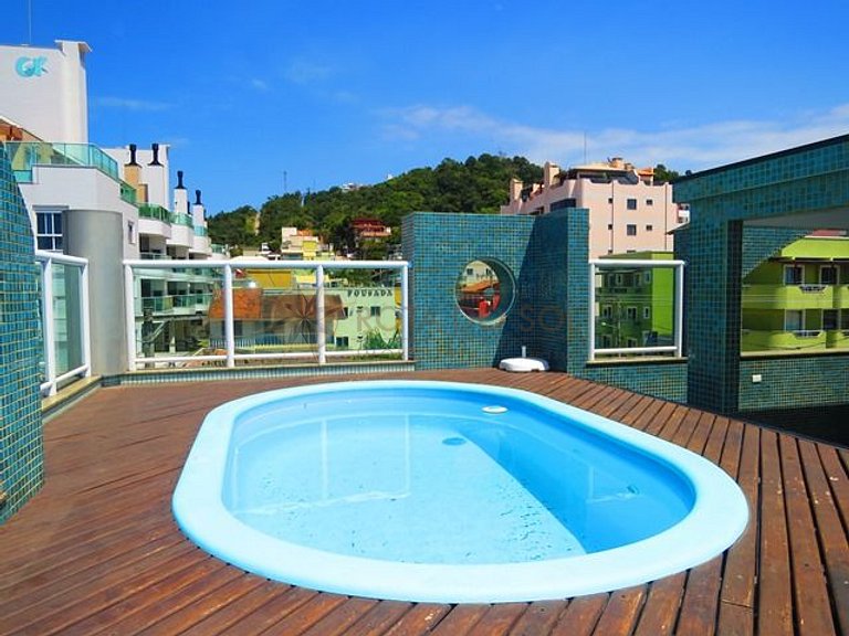 Apartamento com piscina e vista mar no centro de Bombinhas