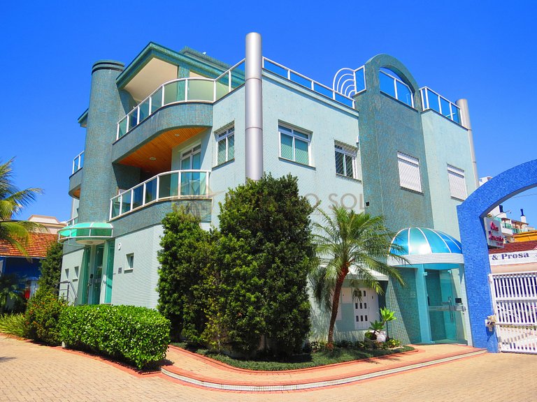 Apartamento com piscina e vista mar no centro de Bombinhas