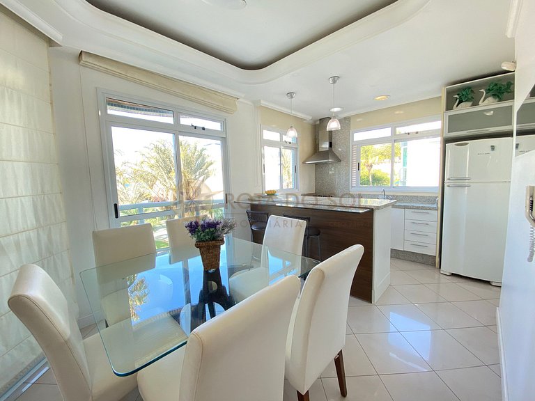 Apartamento com piscina para aluguel em Bombinhas frente mar