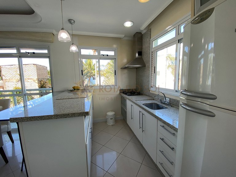 Apartamento com piscina para aluguel em Bombinhas frente mar