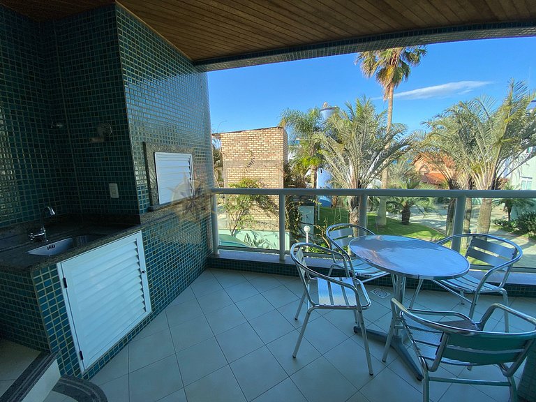 Apartamento com piscina para aluguel em Bombinhas frente mar