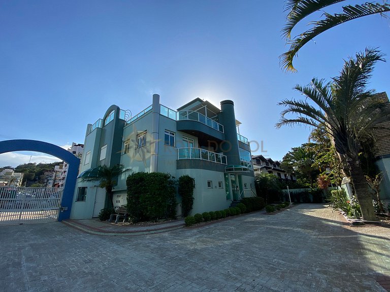 Apartamento com piscina para aluguel em Bombinhas frente mar