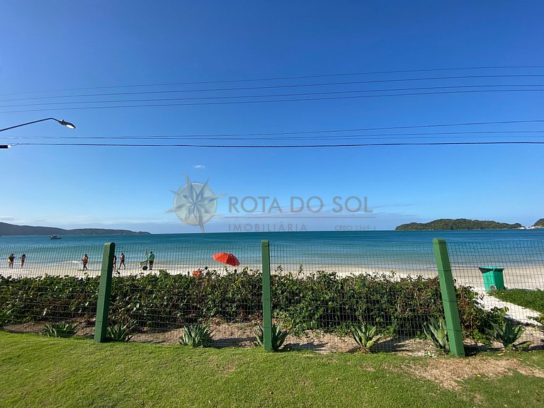 Apartamento com piscina para aluguel em Bombinhas frente mar