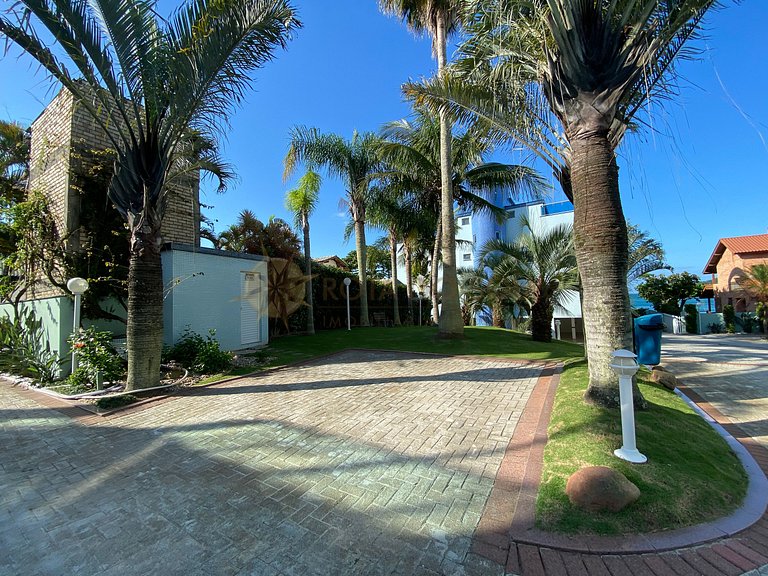 Apartamento com piscina e vista mar no centro de Bombinhas