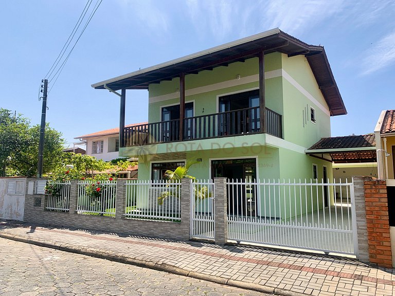 Casa para alugar na Praia de Bombas para até 10 pessoas
