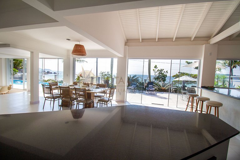 Casa beira mar no Centro de Bombinhas para 16 pessoas