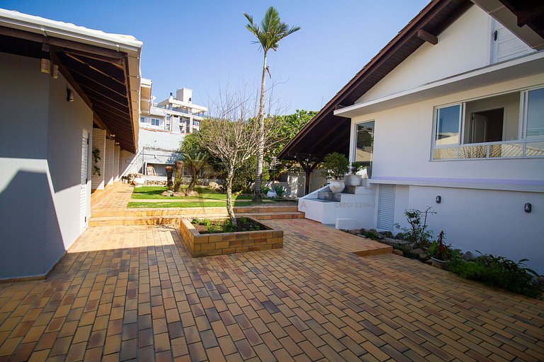 Casa beira mar no Centro de Bombinhas para 16 pessoas