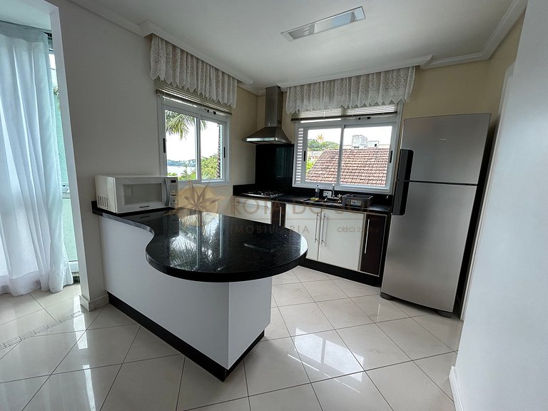 Apartamento com piscina e vista mar no centro de Bombinhas
