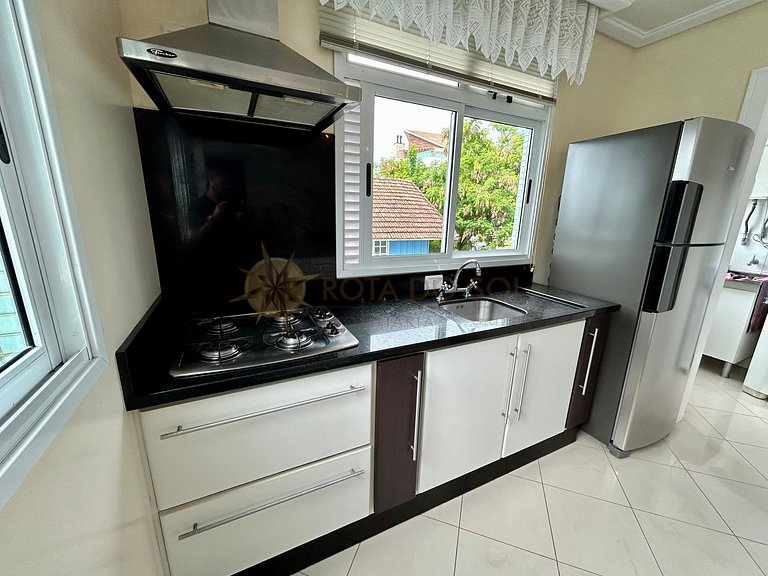 Apartamento com piscina e vista mar no centro de Bombinhas