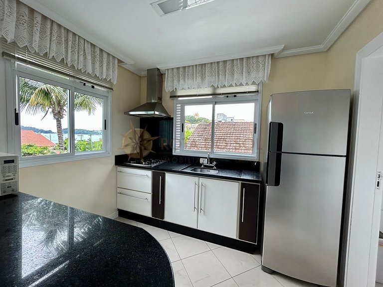 Apartamento com piscina e vista mar no centro de Bombinhas