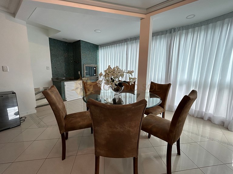 Apartamento com piscina e vista mar no centro de Bombinhas