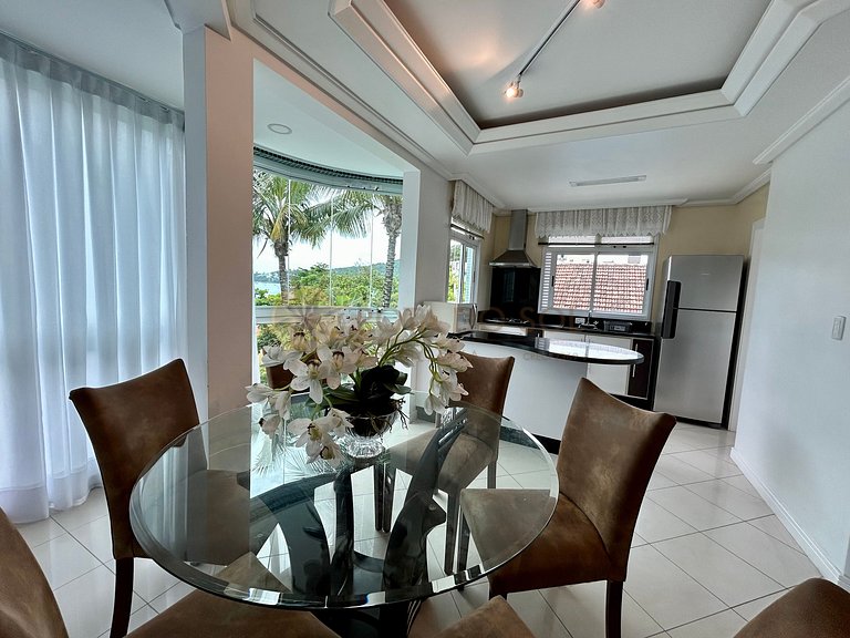 Apartamento com piscina e vista mar no centro de Bombinhas
