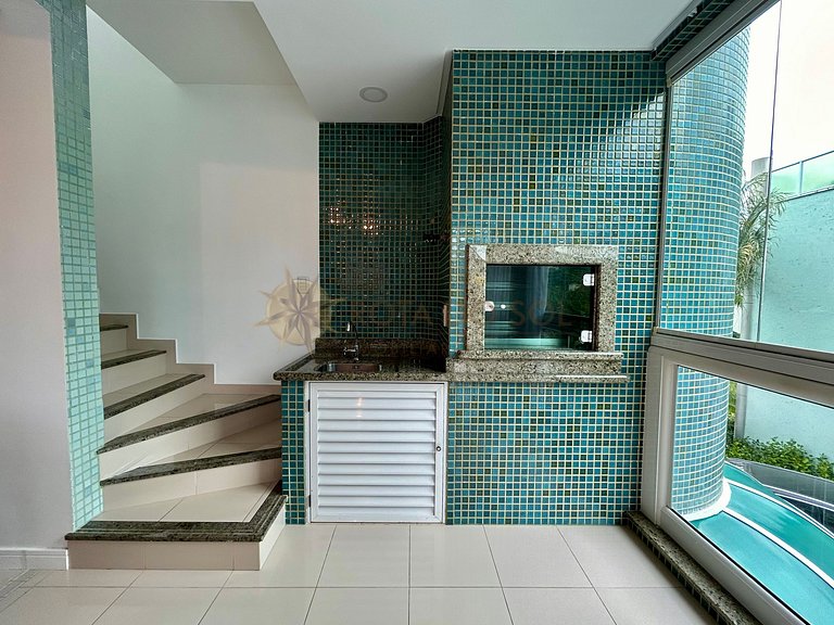 Apartamento com piscina e vista mar no centro de Bombinhas