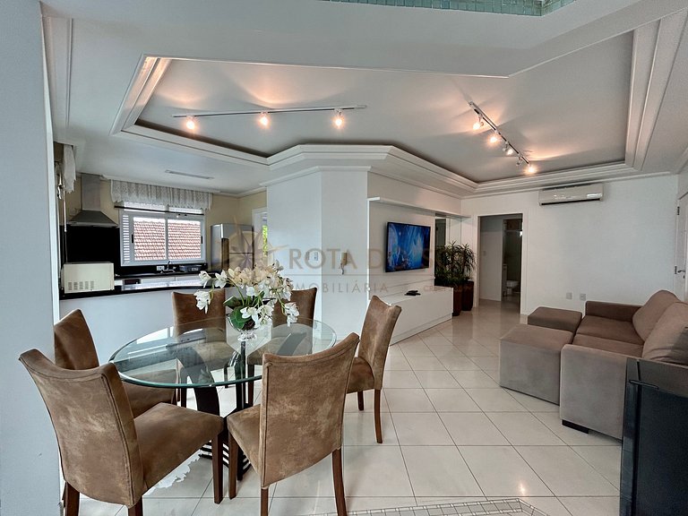 Apartamento com piscina e vista mar no centro de Bombinhas