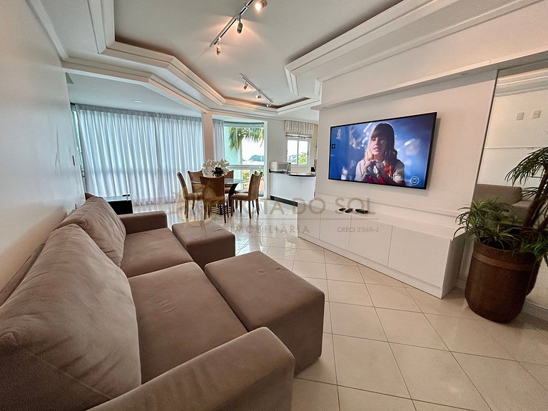 Apartamento com piscina e vista mar no centro de Bombinhas
