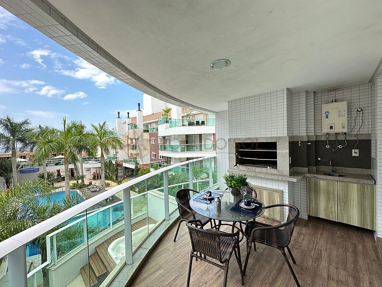 Apartamento com piscina e jacuzzis no Centro de Bombinhas.