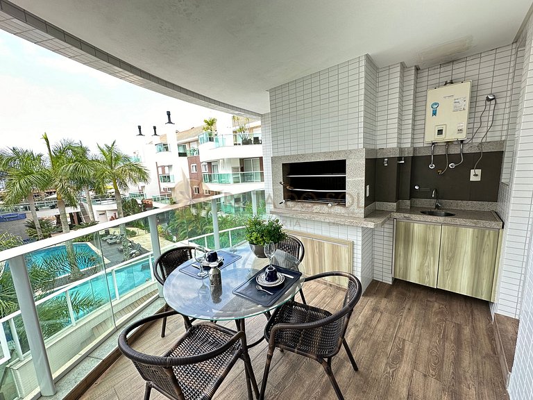 Apartamento com piscina e jacuzzis no Centro de Bombinhas.