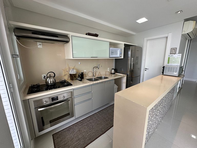 Apartamento com piscina e jacuzzis no Centro de Bombinhas.