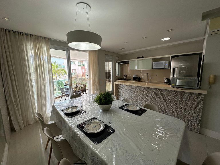 Apartamento com piscina e jacuzzis no Centro de Bombinhas.