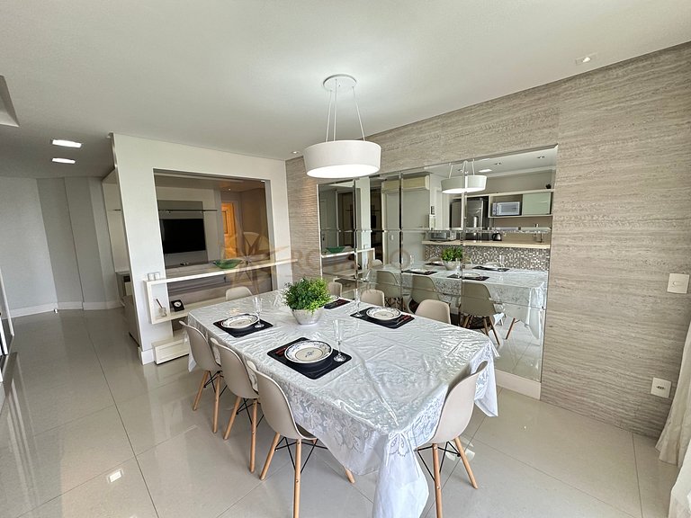 Apartamento com piscina e jacuzzis no Centro de Bombinhas.