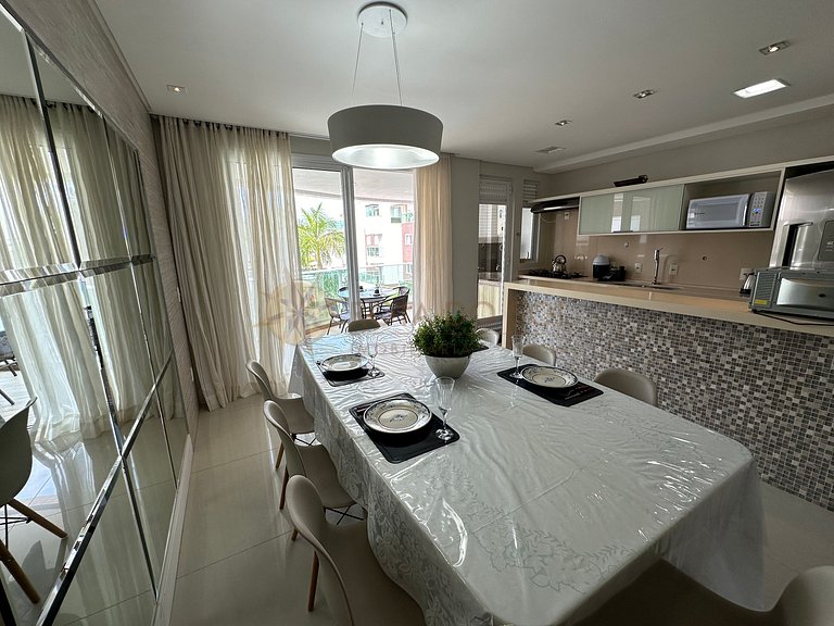 Apartamento com piscina e jacuzzis no Centro de Bombinhas.
