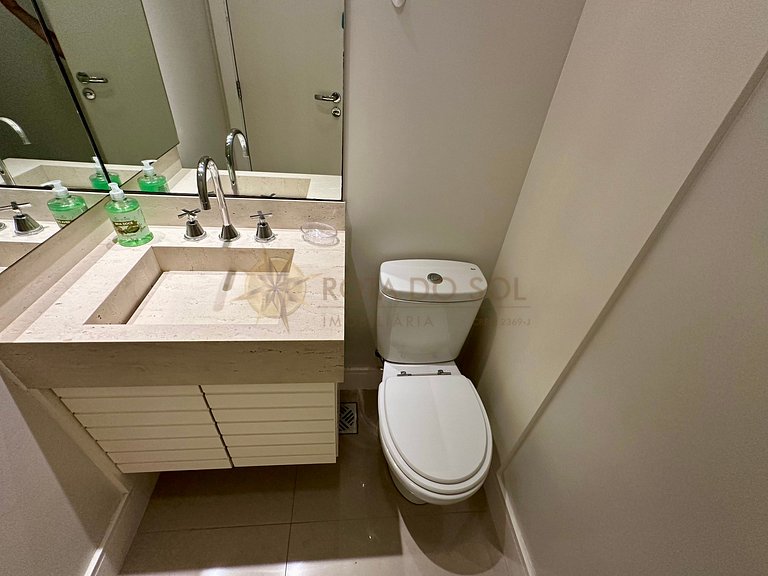 Apartamento com piscina e jacuzzis no Centro de Bombinhas.