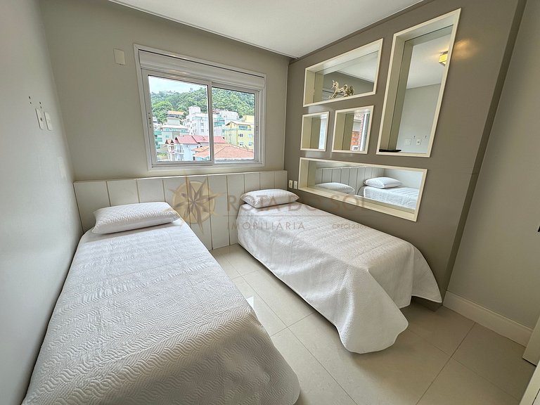 Apartamento com piscina e jacuzzis no Centro de Bombinhas.