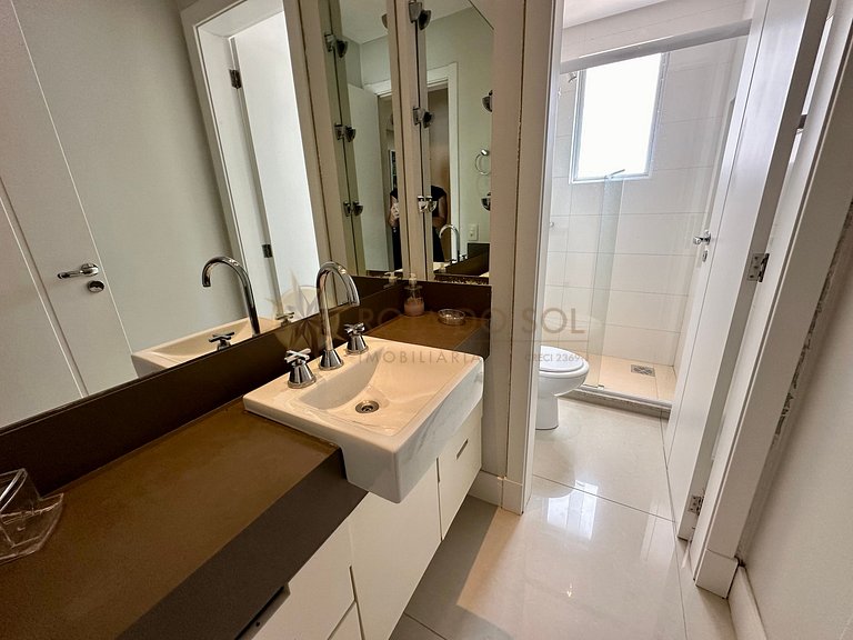 Apartamento com piscina e jacuzzis no Centro de Bombinhas.