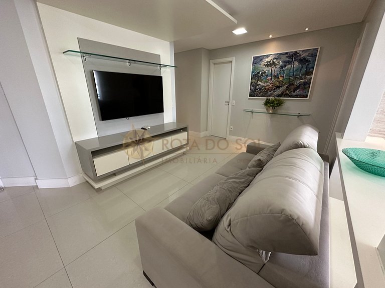 Apartamento com piscina e jacuzzis no Centro de Bombinhas.
